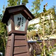 下呂の人気スポット「下呂温泉合掌村」から徒歩数分の立地で、下呂観光の食事スポットとして人気です。また【懐石宿　水鳳園】の天然温泉にも入浴でき（有料）、行楽の疲れを癒すことができます。