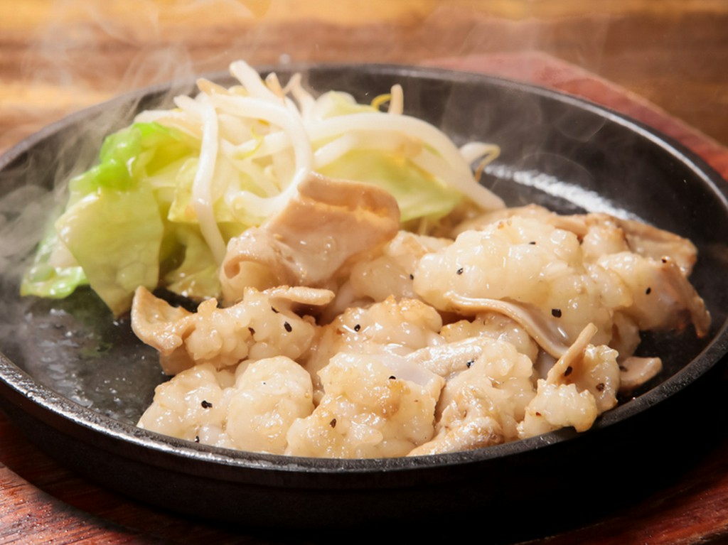 ジューシーな味わいが癖になる『飛騨牛塩ホルモン炒め』