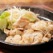 塩胡椒のみでシンプルに炒めた飛騨牛のホルモンを、熱々の鉄板でいただきます。脂の香りが香ばしく、ジューシーな見た目からも食欲を誘います。お酒のあてにもご飯のおかずにもぴったりな一品です。