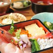 南三陸の季節を4つに区切って、旬のドンブリにした『キラキラ丼』。人気の秘密は何度も通って食べる楽しさ。旬が移ろうと、「また、さんさん商店街に食べに行こうかな」と思わせる一品です。