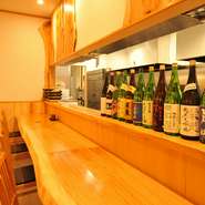 地元宮城の地酒を中心に、魚介に合う日本酒を多数取り揃えています。海鮮丼にはもちろんですが、夜の営業（要予約）で出される、鶏がらスープベースの海鮮鍋にも合うものばかり。飲み比べもおすすめです。