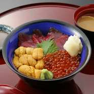 うに・まぐろ・いくらの3種盛！　海鮮好きにはたまらない丼!!　（小鉢・味噌汁・甘酢生姜　※うに60g）