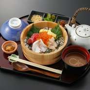 マグロ、イクラ、タコ、ホタテ、玉子焼、うに味噌、つくだ煮、おしんこ、薬味、etc