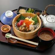 マグロ、イクラ、穴子、ホタテ、玉子焼、うに味噌、つくだ煮、おしんこ、薬味、etc