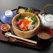 マグロ、イクラ、サーモン、ホタテ、玉子焼、うに味噌、つくだ煮、おしんこ、薬味、etc