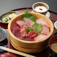 黒マグロ・メバチマグロ・ビンチョウマグロ・ネギトロを使用した、マグロ好きのための丼　（小鉢・味噌汁・甘酢生姜）