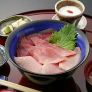 黒マグロ、メバチマグロ、ビンチョウマグロを使った豪華マグロ丼　（小鉢・味噌汁・甘酢生姜）