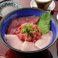 メバチマグロ、ネギトロ、ビンチョウマグロの三種盛り　（小鉢・味噌汁・甘酢生姜）