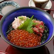 メバチマグロネギトロ、ビンチョウマグロネギトロ、イクラの入った当店人気の丼です。　（小鉢・味噌汁・甘酢生姜）