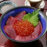 メバチマグロとイクラのゴールデンコンビの丼　（小鉢・味噌汁・甘酢生姜）