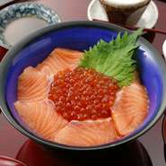 市場から厳選した極上サーモンとイクラの逸品丼　（小鉢・味噌汁・甘酢生姜）