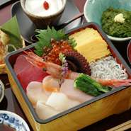 （期間限定）タコ、シラス、メカジキ、つぼみ菜など11種の具材を素材にした、三陸の春を告げる丼。小鉢・味噌汁・揚げ物・甘酢生姜