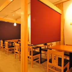 店内はロールカーテンで仕切ることが出来ます