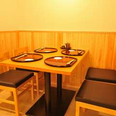 奥に1卓、4人がけのテーブルもあります