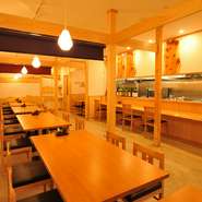 ランチ営業は海鮮丼一本ですが、夜は予約をしていただくと、秋から冬にかけては海鮮鍋を、夏場は涼味あるコースなど出しています。料理に合わせた日本酒も多数揃えていますので、ぜひ宴会などにご利用下さい。