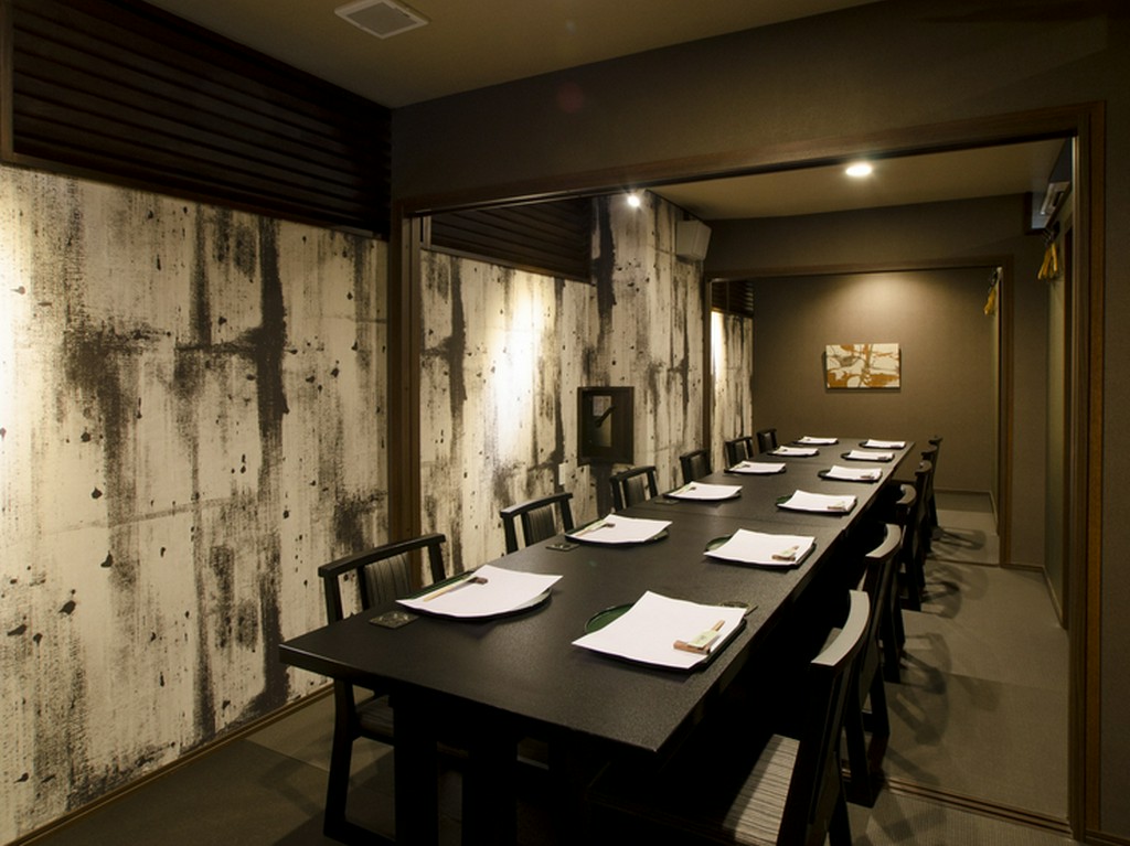 落ち着いた雰囲気の中食事ができる、大人の隠れ家