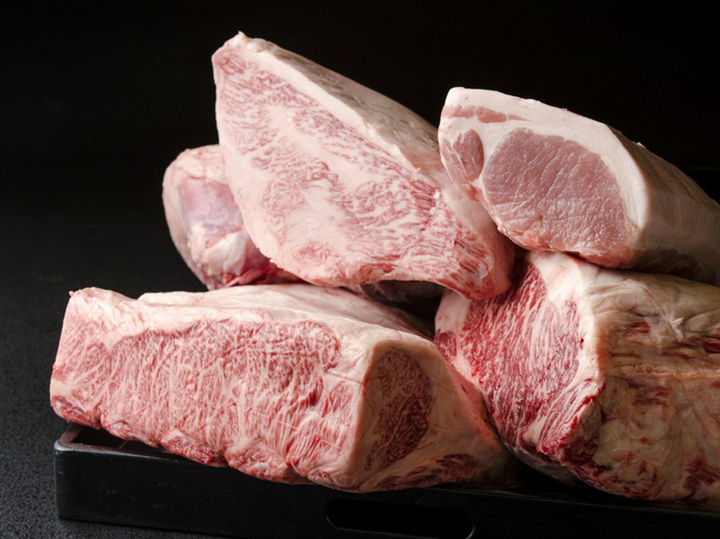 選び抜いた素材を前に、店主の卓越した技が光る