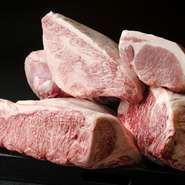 選び抜いた素材を前に、店主の卓越した技が光る