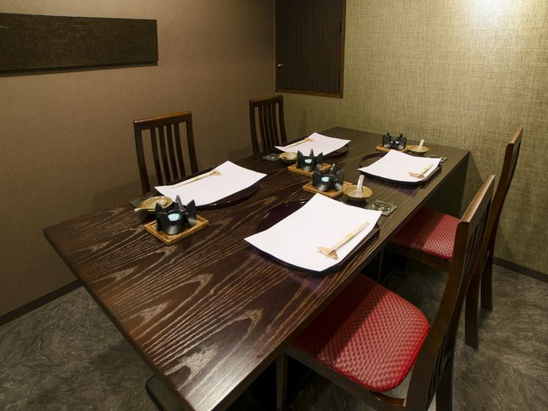 洗練されたプライベート空間。お店自慢の料理で話も進む