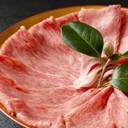 希少部位であるトモサンカクやサーロインなどさまざまな部位を味わえるコースです。上品な旨みに、幸せを感じること間違いありません。お昼の部、夜の部にて大変ご好評をいただいております。是非ご賞味ください