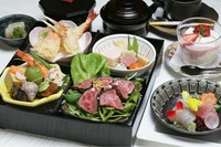 旬の食材を盛り込み、「倉石牛」の炙りを贅沢にいれた、お昼だけの特別メニュー。10食限定の人気メニューのため、事前に予約を入れると確実です。見た目にも美しく、五感全てで味わうことができる秀逸な一品。