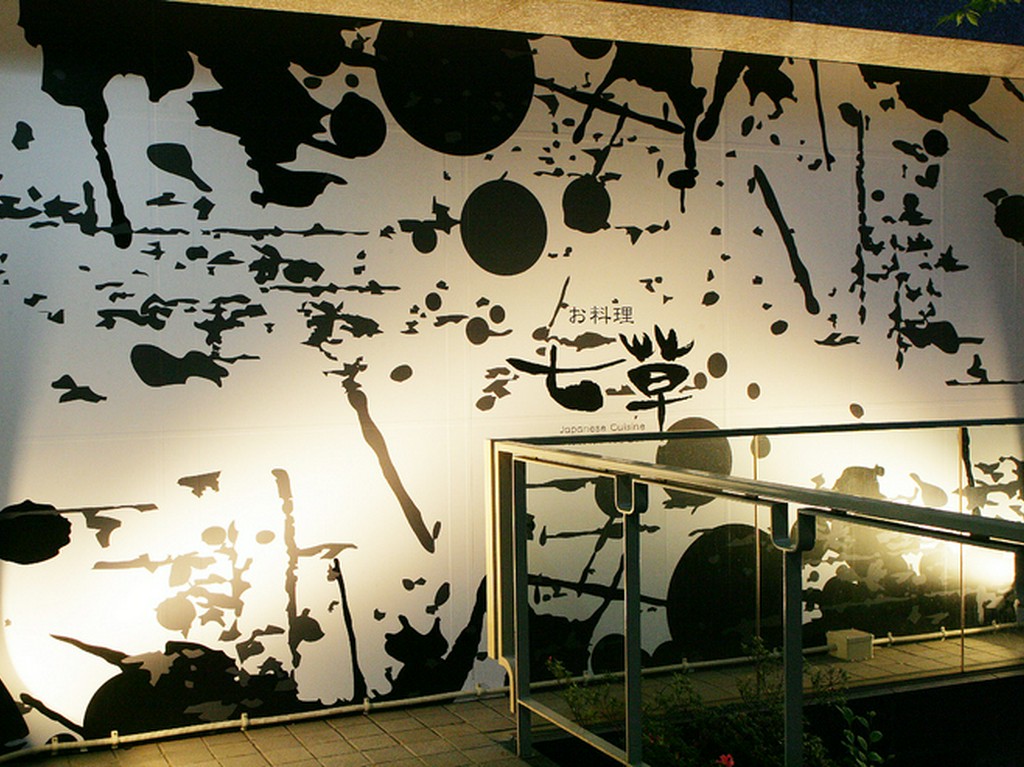 白と黒で表現したシックな看板が目印