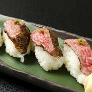 長年、「倉石牛」の決まった部位をつかい続けているこだわりの逸品。口にすれば肉のしっとりとした食感と共に、さっぱりとした酸味のシャリがほどけ、魅惑的な風味が広がります。上品な旨みを、存分にお楽しみあれ。