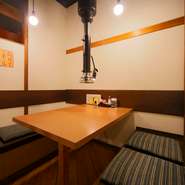 美味しいお肉と豊富なドリンクに自然と会話も弾みます。カップルやご夫婦でゆっくりと食事を愉しみたい方にお勧め。全テーブルに付いたダクトで、洋服への匂い移りが少ないのも嬉しいポイントです。