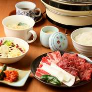 美味しいお肉をご家族でたっぷりリーズナブルに。お子様の大好きなハンバーグやウィンナー、ポテトサラダにスープとライスが付いたお子様セットは、なんと420円(税抜価格)で大人気。ドリンクバーもあります。