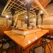 ゆったりつくられたナチュラルな木のカウンターは、1人で気軽に焼肉を愉しみたい方にぴったり。忙しいランチタイムの利用にも最適です。ランチメニュー『焼肉定食』はボリューム満点。ご飯のお代わりも自由です。