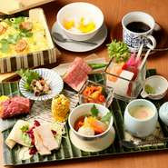 その時々の旬の野菜、魚、厳選された良質なお肉を、少しずつ贅沢にいただける彩りプレート『野の山』。目にも美味しいランチタイムのお勧めメニューです。繊細な和食と焼肉を同時に楽しめます。