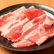 一口噛めば、旨みたっぷりの肉汁がじゅわっと口の中いっぱいに広がります。カルビ独特の味と脂から染み出る甘さが、タレで一層引き立ちます。ボリュームたっぷりなのに、リーズナブル。一番の人気メニューです。