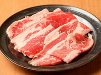 一口噛めば、旨みたっぷりの肉汁がじゅわっと口の中いっぱいに広がります。カルビ独特の味と脂から染み出る甘さが、タレで一層引き立ちます。ボリュームたっぷりなのに、リーズナブル。一番の人気メニューです。