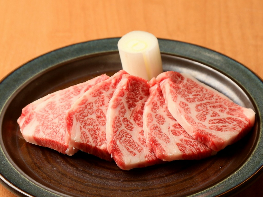 一目で違いが分かる、霜降り極上黒毛牛の『こだわりカルビ』。口の中でほろっととろける柔らかさ