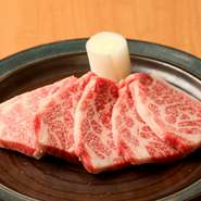 黒毛牛カルビならではの、きめ細かな肉質と上品な甘さが特徴です。お口に入れれば、とろけてしまう程の柔らかさ。炭火七輪で香ばしく焼きあげ、タレを絡めていただけば、お箸が止まらなくなる美味しさです。