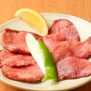 一頭の牛から僅か3～4人前しか取れない上質なタンを、贅沢に厚切りにした食べ応えたっぷりの逸品。ネギとゴマが入った風味豊かな塩ダレを絡めれば、より一層美味しくいただけます。