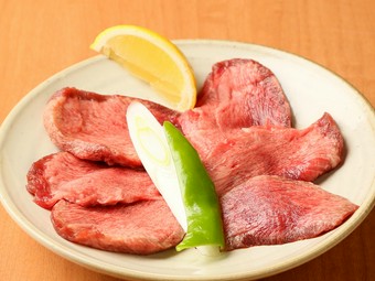 貴重な部位を贅沢に厚切りにし、香り豊かな塩ダレでいただく『厚切り　上牛タン』