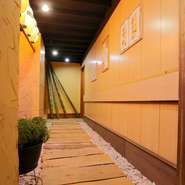 玉砂利が敷き詰められ、提灯が並ぶゆったり落ち着いた和の空間。