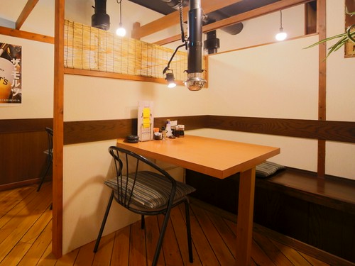 匂いが付きにくいダクトをテーブルごとに設置