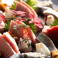 市場で毎朝仕入れる旬の新鮮な魚介類をはじめ、地元の農家から仕入れる野菜などを使用した季節の味が味わえるメニューが充実。魚市場の目の前にあり、『海鮮丼』や『日替わり定食』など大洗の味が楽しめるお店です。