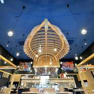 店内は、漁船をイメージした内装で、船の骨組みのオブジェや、本物のイカ釣り漁船の照明器具や大漁旗が飾られ、眺めるのも楽しい。寛げる雰囲気なので、ファミリーや友人同士などの食事にもぴったりです。