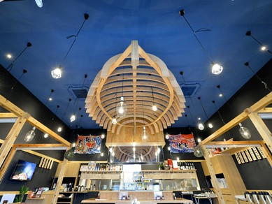 漁船をイメージした凝った内装で、新鮮な魚料理が味わえる