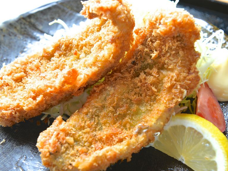 新鮮なあじを使用しているからこそ味わえる。ふっくらとした食感がたまらない、『あじフライ　2枚』