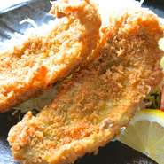 毎日仕入れている新鮮なあじは、肉厚で脂ののった、ふっくらな活あじを使用。自家焙煎のパン粉をまぶして揚げた、サックリしていて香ばしい、『あじフライ』です。単品でも、定食でも味わえる、人気メニュー！