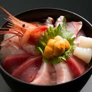 本生まぐろと、旬の新鮮な魚介を10種類くらい贅沢に盛り込んだ『海鮮丼』。オーナー自ら目利きをして、毎日旬の魚介を仕入れている為、日によって魚の種類は変わります。どんな海鮮丼になるかは当日までのお楽しみ！
