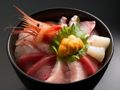 季節の新鮮な魚介が約10種類！　見た目も彩り鮮やかな、贅沢『海鮮丼』