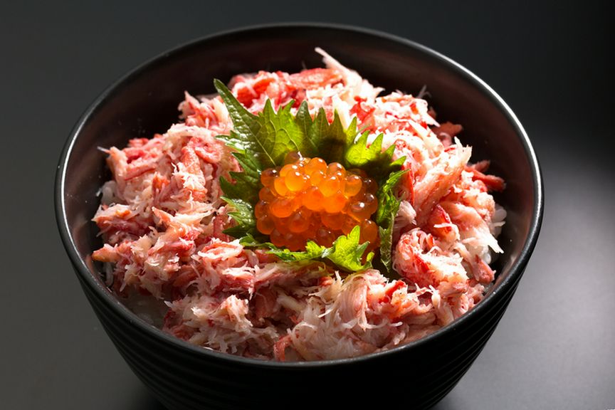カニ好きにはたまらない、様々な部位の美味しさを一度に味わえる『かに丼』