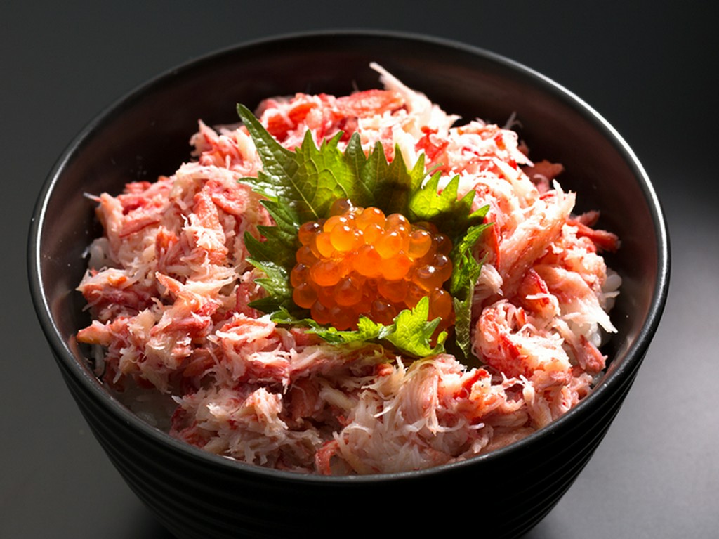 カニ好きにはたまらない、様々な部位の美味しさを一度に味わえる『かに丼』