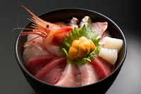 本生まぐろと、旬の新鮮な魚介を10種類くらい贅沢に盛り込んだ『海鮮丼』。日によって魚の種類は変わるので、どんな海鮮丼になるかは当日までのお楽しみ！