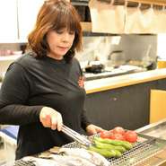 美味しいものを食べて、笑顔になってほしいという一心で、素材、鮮度の良いものを厳選し、自信を持って提供。気持ちよく食事をしていただくためにスタッフ一同、明るい笑顔で接客することを常に心掛けています。
